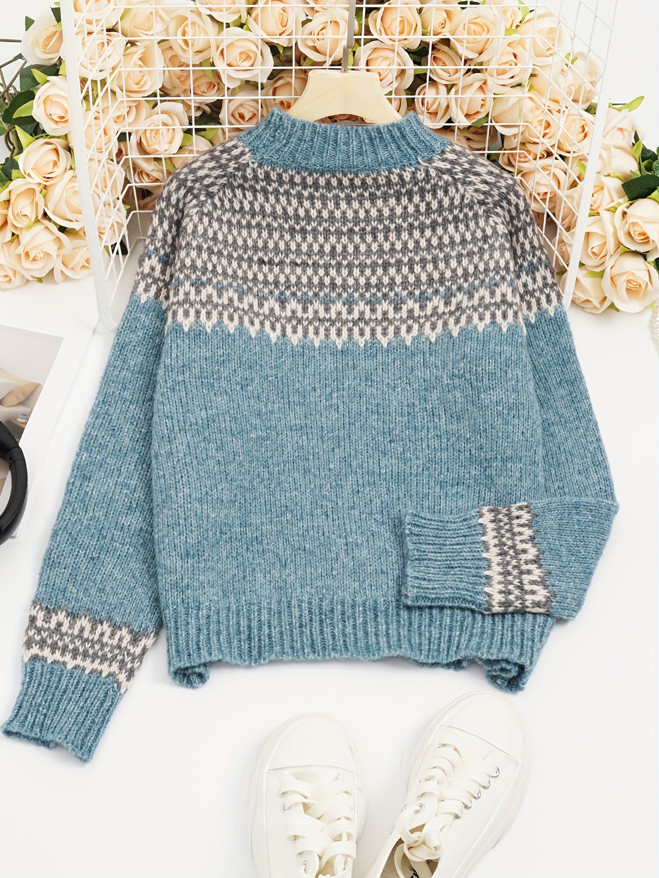 Damski norweski sweter w geometryczny wzór